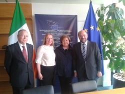 Parlamento Europeu e presidência irlandesa do Conselho da UE assinam, em Estrasburgo, o acordo relativo à futura legislação comunitária da autoria do deputado Correia de Campos sobre infraestruturas energéticas, 17/4/2013