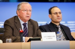 Correia de Campos em conferência de imprensa, Estrasburgo