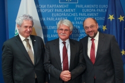 Vital Moreira, o presidente do Parlamento Europeu, Martin Schulz, e o ministro responsável pelos Assuntos Europeus, em representação da presidência cipriota do Conselho da UE, Andreas Mavroyiannis