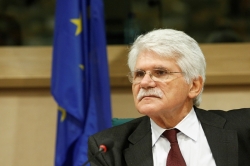 Vital Moreira preside reunião da comissão de Comércio Internacional do PE