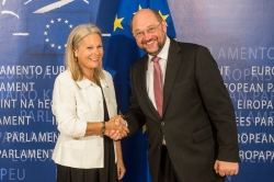 Edite Estrela e o presidente do Parlamento Europeu, Martin Schulz, setembro de 2013
